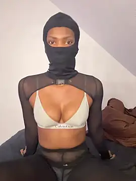 Snapshot of KiaraAmara chatting on February 2026 07:12:01 PM KiaraAmara online show from February 2026 07:12:01 PM