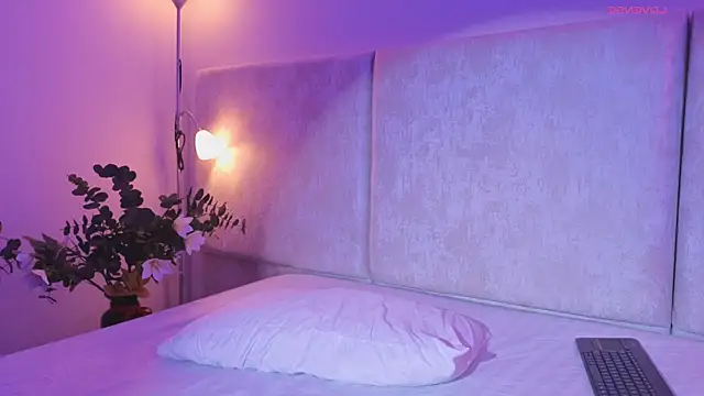 Nioki  online show from April 2026 03:18:02 AM