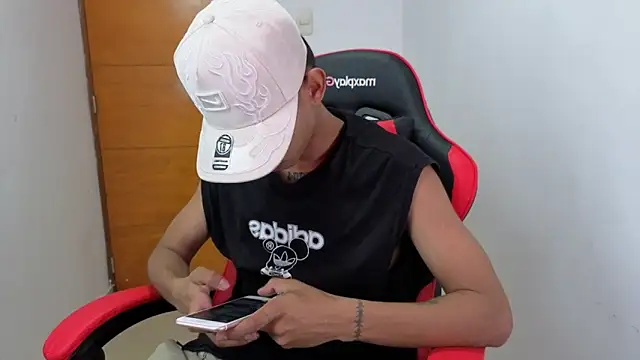 Snapshot of Niklausxxx chatting on February 2026 05:22:01 PM Niklausxxx online show from February 2026 05:22:01 PM