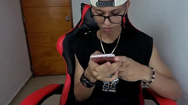 Snapshot of Niklausxxx chatting on March 2026 04:41:01 AM Niklausxxx online show from March 2026 04:41:01 AM