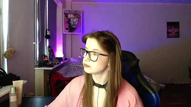 LunaXcherry online show from April 2026 04:42:02 PM