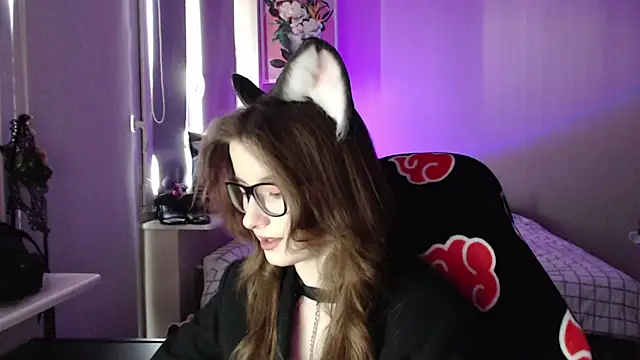 LunaXcherry online show from April 2026 04:52:01 PM