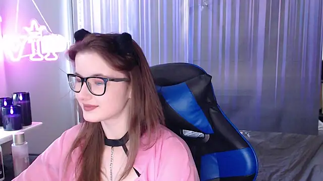 LunaXcherry online show from June 2026 05:12:02 PM