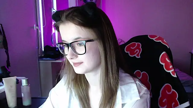 LunaXcherry online show from June 2026 05:47:02 PM