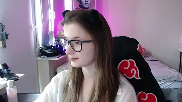 LunaXcherry online show from June 2026 04:37:01 PM