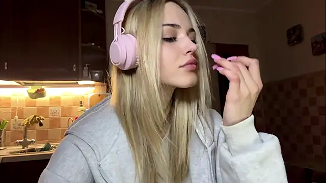 Snapshot of Evva_mayy chatting on February 2026 04:41:01 PM Evva mayy online show from February 2026 04:41:01 PM