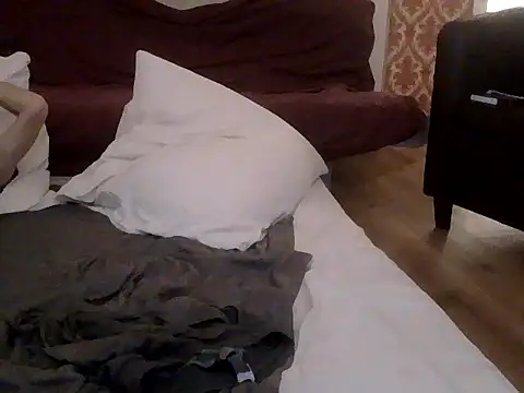 Snapshot of Mickredge chatting on February 2026 02:01:01 AM Mickredge online show from February 2026 02:01:01 AM