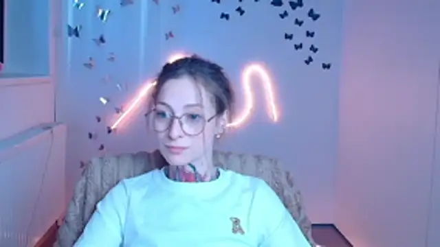 Esmi Winter online show from March 2026 12:33:02 PM