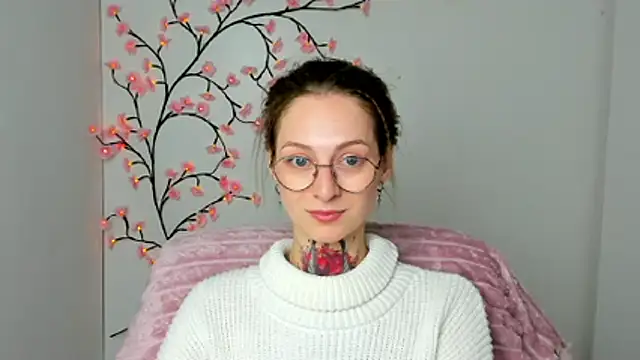 Esmi Winter online show from April 2026 11:14:02 AM