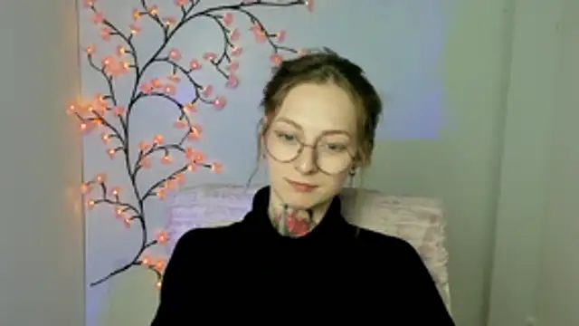 Esmi Winter online show from April 2026 05:52:01 PM