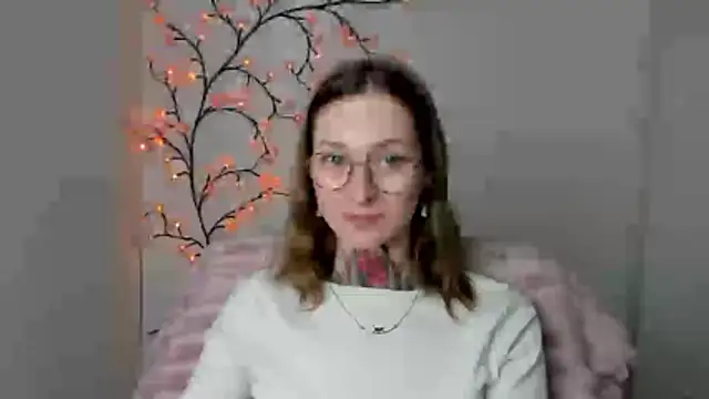 Esmi Winter online show from April 2026 05:29:01 PM