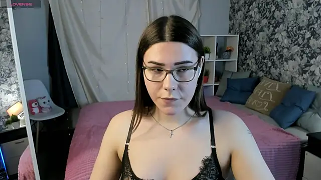 Snapshot of Coraline_kitty chatting on April 2026 07:05:02 AM Coraline kitty online show from April 2026 07:05:02 AM