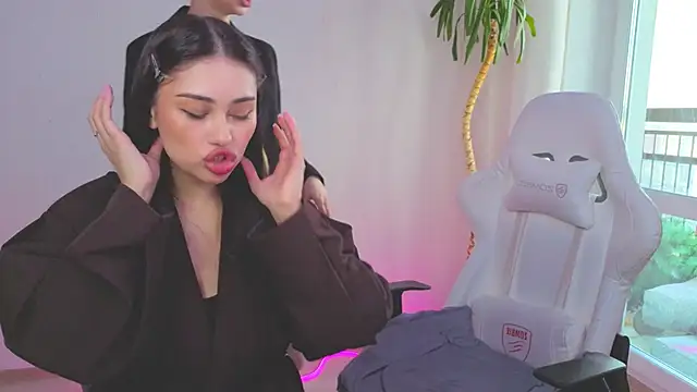 Sofia Plump online show from April 2026 12:30:01 PM