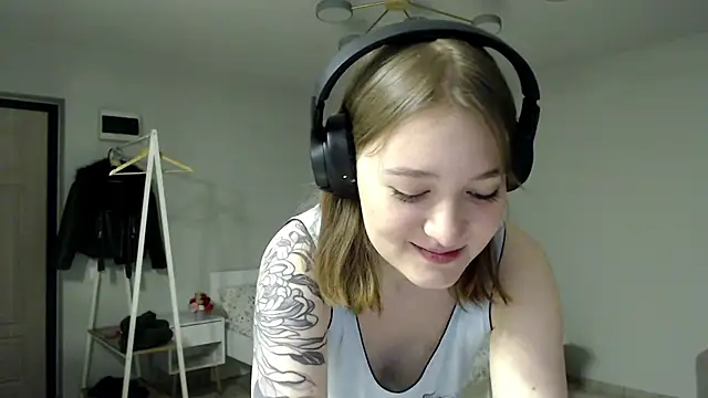 Mirrrra1 online show from February 2026 07:56:01 PM