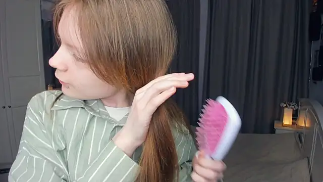 LavenderMitten online show from April 2026 05:52:01 AM