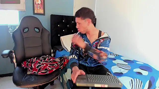 Snapshot of thonixxandluna chatting on February 2026 02:06:01 PM thonixxandluna online show from February 2026 02:06:01 PM