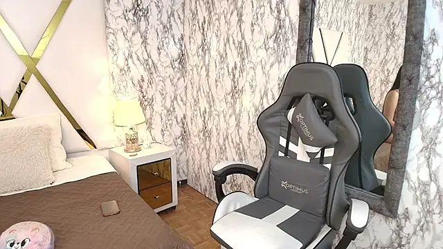 Annie Thompson  online show from February 2026 11:49:01 PM