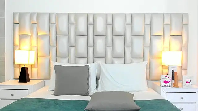 paola katy dicks online show from March 2026 01:39:01 PM