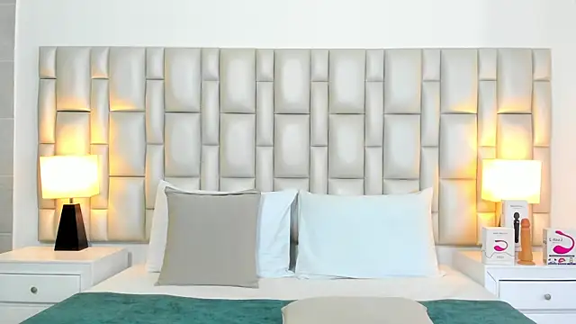 paola katy dicks online show from January 2026 01:28:01 PM