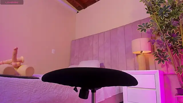 Ashley Beaomunt online show from April 2026 11:16:01 AM