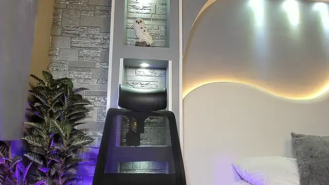 Ashley Beaomunt online show from March 2026 12:46:01 PM