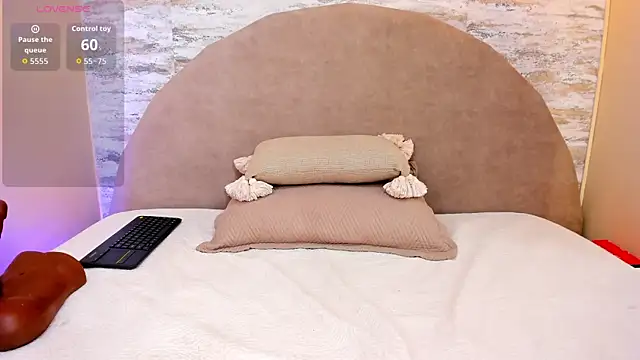 Ashley Beaomunt online show from February 2026 12:49:01 PM