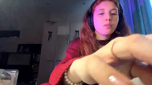 Snapshot of AliceCarrol chatting on February 2026 03:01:01 PM AliceCarrol online show from February 2026 03:01:01 PM