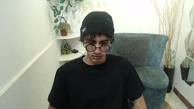 Snapshot of AaronBeer_ chatting on February 2026 11:43:01 AM AaronBeer online show from February 2026 11:43:01 AM