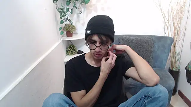 Snapshot of AaronBeer_ chatting on February 2026 11:43:02 AM AaronBeer online show from February 2026 11:43:02 AM