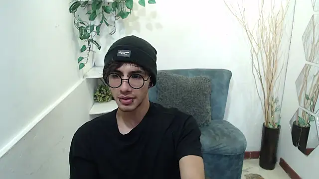 Snapshot of AaronBeer_ chatting on February 2026 11:32:01 AM AaronBeer online show from February 2026 11:32:01 AM