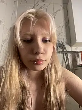 Snapshot of WarmAtEdges chatting on July 2026 02:23:01 AM WarmAtEdges online show from July 2026 02:23:01 AM