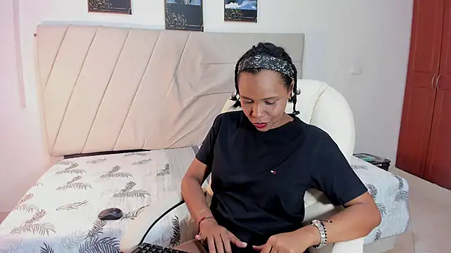 samaraa smith1 online show from April 2026 12:32:02 PM