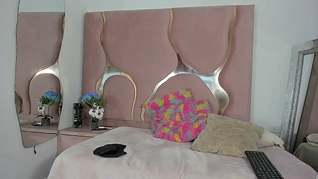 Snapshot of LunaScarleht chatting on February 2026 01:22:02 PM LunaScarleht online show from February 2026 01:22:02 PM