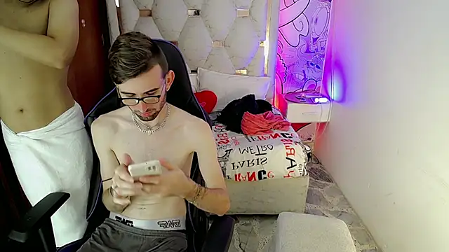 Top and bottom online show from March 2026 08:09:01 PM