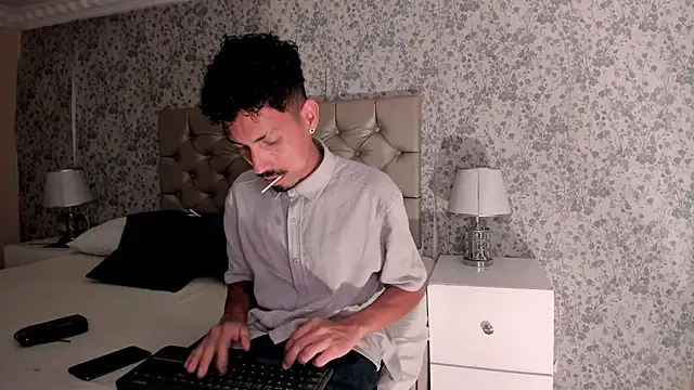 NoaahTylor online show from April 2026 02:07:01 AM