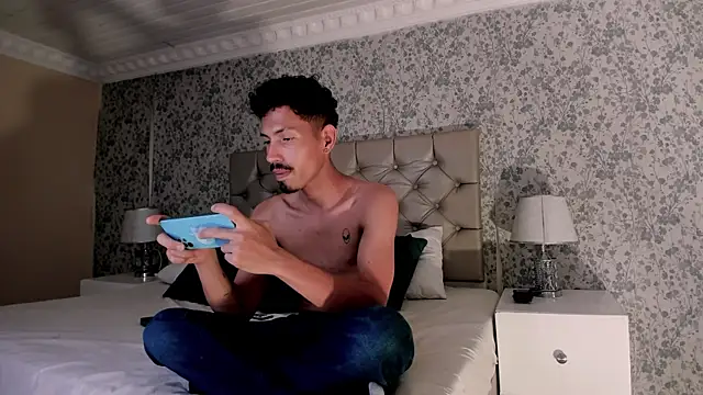 NoaahTylor online show from April 2026 02:52:01 AM