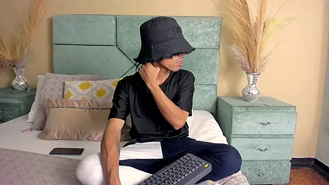 Snapshot of NoaahTylor chatting on May 2026 04:44:02 AM NoaahTylor online show from May 2026 04:44:02 AM