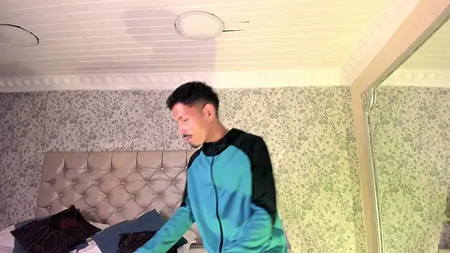 NoaahTylor online show from April 2026 04:14:01 AM