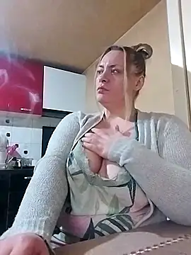 Snapshot of HotStepmommy4 chatting on February 2026 10:09:02 PM HotStepmommy4 online show from February 2026 10:09:02 PM