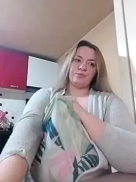 Snapshot of HotStepmommy4 chatting on February 2026 10:51:01 PM HotStepmommy4 online show from February 2026 10:51:01 PM