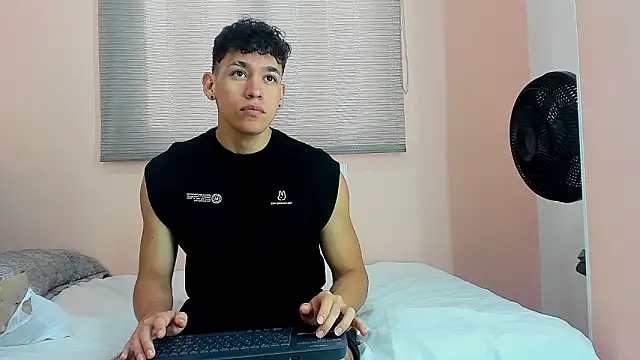 Snapshot of Muscle__Myke chatting on March 2026 12:23:01 PM Muscle Myke online show from March 2026 12:23:01 PM