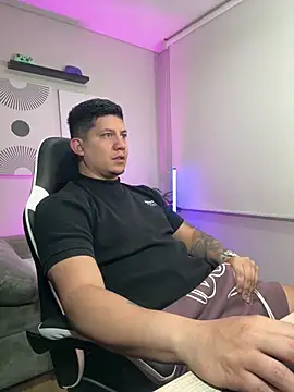 Snapshot of _robertobaggioo chatting on February 2026 12:18:02 PM robertobaggioo online show from February 2026 12:18:02 PM