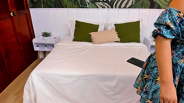 CarolineLaurent online show from April 2026 05:52:02 PM