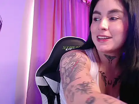 Snapshot of JanineRae chatting on March 2026 06:24:01 PM JanineRae online show from March 2026 06:24:01 PM