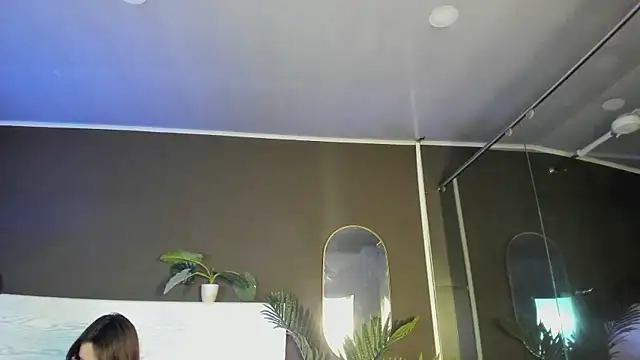 Mia noiir online show from May 2026 04:05:01 AM