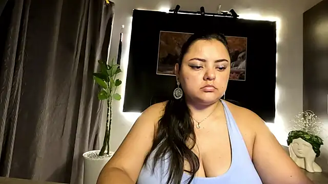 AzaraOnyx online show from May 2026 06:20:01 PM