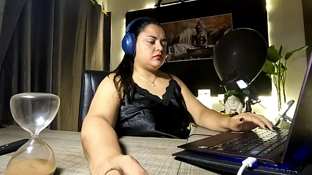 AzaraOnyx online show from June 2026 05:40:01 PM