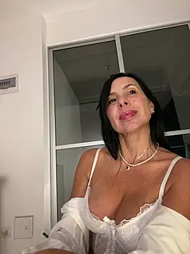 Snapshot of caritoo21 chatting on June 2026 04:03:01 AM caritoo21 online show from June 2026 04:03:01 AM