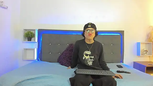 Ale cuzz online show from April 2026 01:59:01 PM