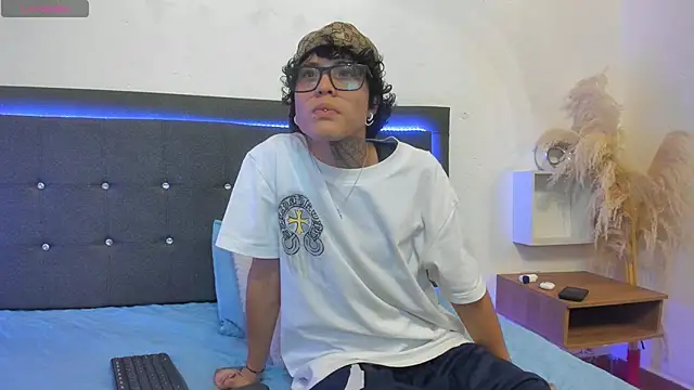 Snapshot of Ale_cuzz chatting on February 2026 09:00:02 PM Ale cuzz online show from February 2026 09:00:02 PM